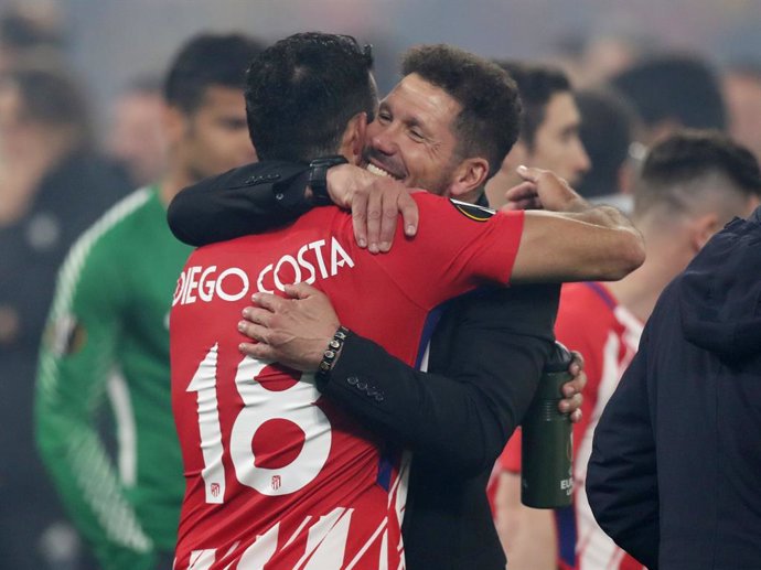 Diego Pablo Simeone se abraza a Diego Costa