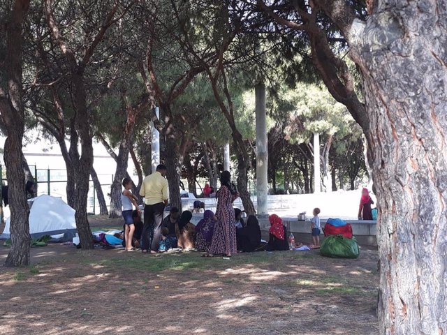 Ciudadanos de nacionalidad siria acampados frente a la mezquita de la M-30.