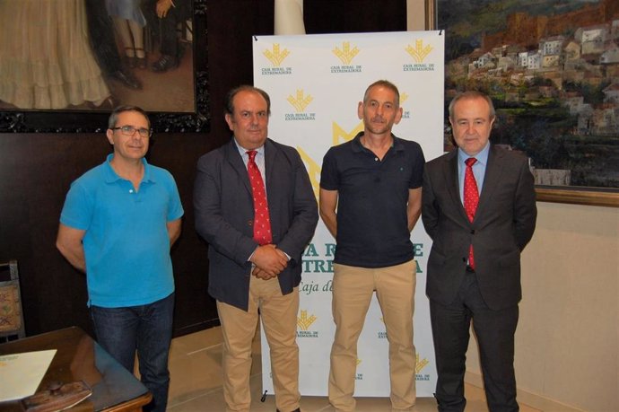 Convenio entre Caja Rural de Extremadura y el Club Maratón de Badajoz