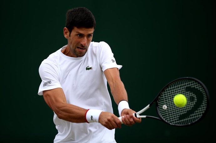Novak Djokovic ejecuta un golpe en un entrenamiento