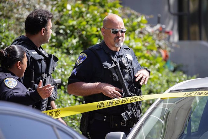 Fuerzas del orden en la sede de YouTube en San Bruno tras un tiroteo