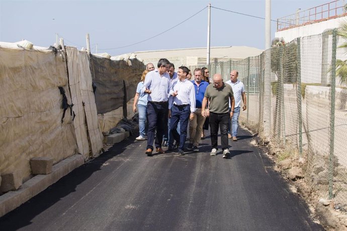 Liria y Cortés visitan las obras en caminos rurales en Adra