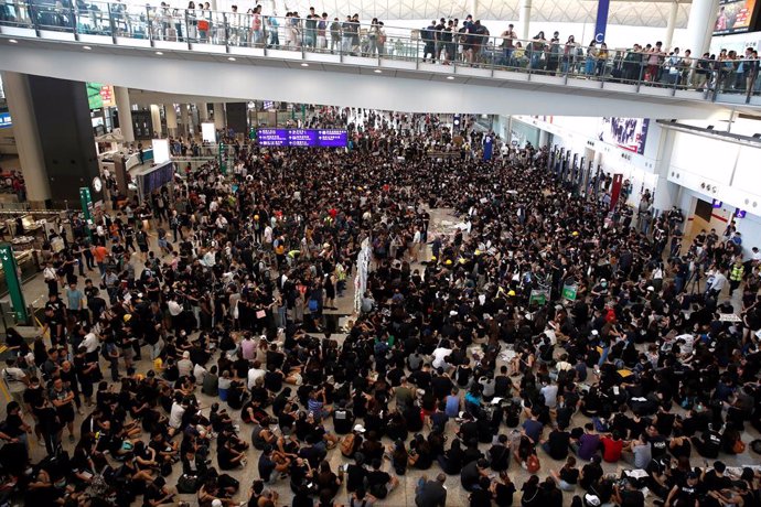 China.- Cientos de manifestantes se concentran en el aeropuerto de Hong Kong al grito de "Hong Kong libre"