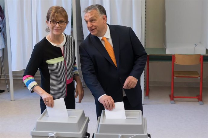El primer ministro de Hungría, Viktor Orban, y su mujer, Aniko Levai, votan en las elecciones al Parlamento Europeo