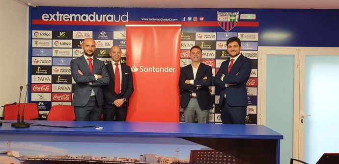 El Banco Santander y la UD Extremadura en la firma de la renovación de su convenio de colaboración