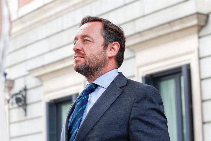 El responsable de l'rea de Política Fiscal de Ciudadanos, Francisco de la Torre, a la seva arribada a la segona sessió del debat d'investidura del candidat socialista a la Presidncia del Govern.