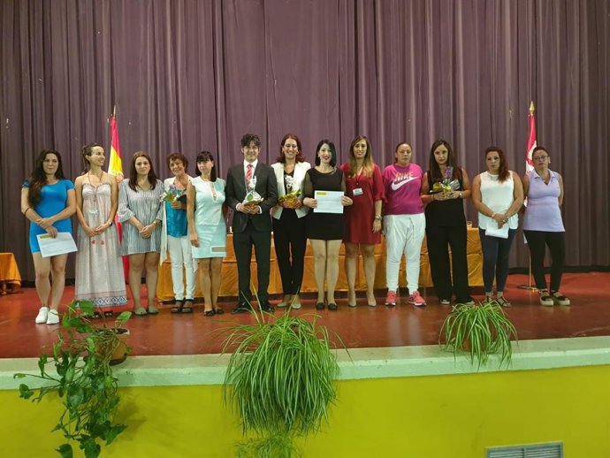 Mercedes Martín (4I) con las internas que han recogido su diploma.