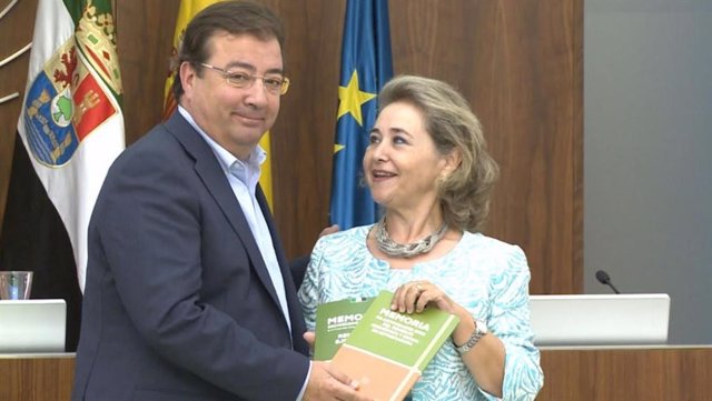 La presidenta del CES Extremadura, Mercedes Vaquera, entrega la memoria de 2018 al presidente de la Junta, Guillermo Fernández Vara