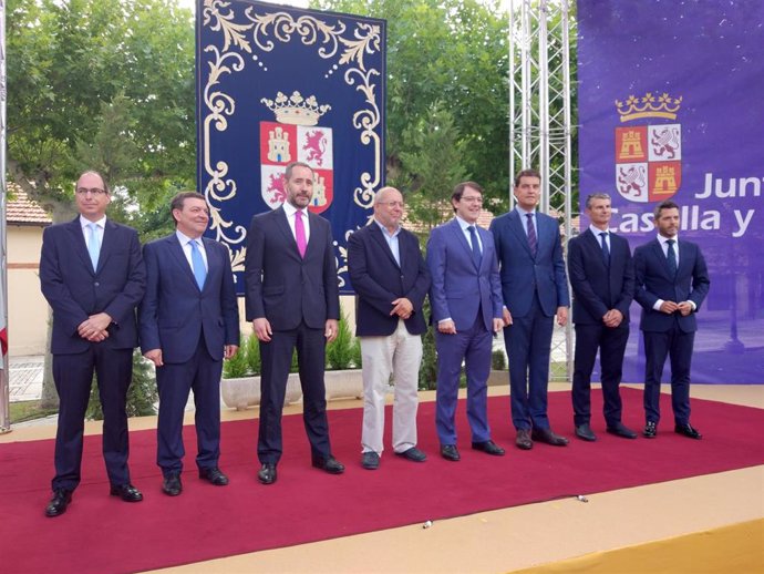 El presidente de la Junta, Alfonso Fernández Mañueco, (cuarto por la derecha) en el acto de toma de posesión de altos cargos de la Consejería de la Presidencia.