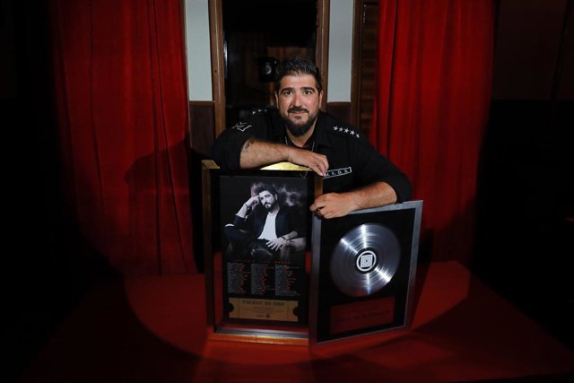ANTONIO OROZCO RECIBE EL DISCO DE DIAMANTE