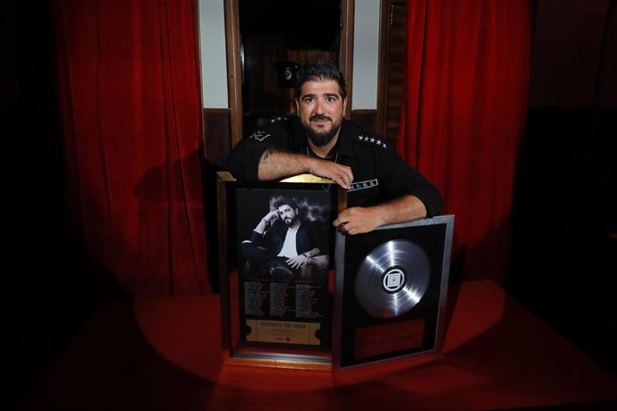 ANTONIO OROZCO RECIBE EL DISCO DE DIAMANTE