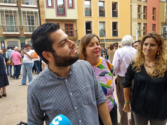 Los concejales de Somos, Rubén Rosón, Ana Taboada y Anabel Santiago, en la plaza del Ayuntamiento.