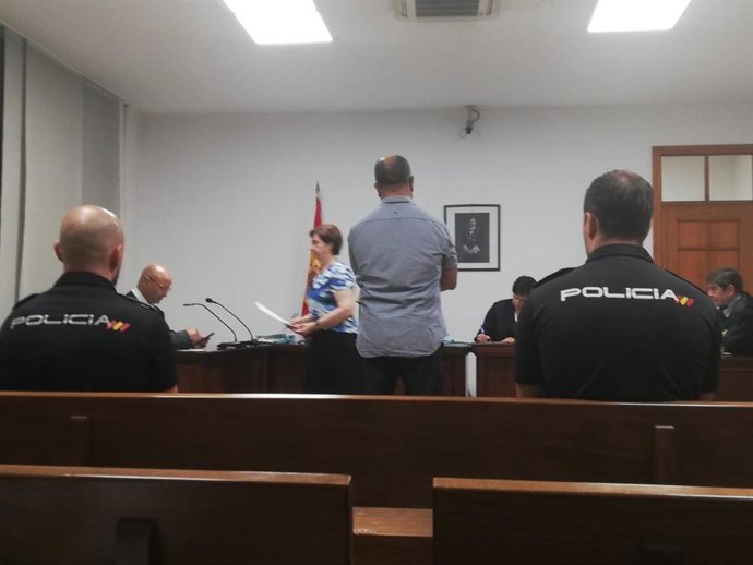 Judici a un home detingut per robar a vehicles del Polígon de Son Castelló als que hi accedia rompent les finestretes 