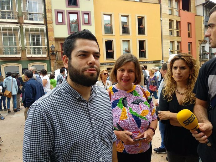 Los concejales de Somos, Rubén Rosón, Ana Taboada y Anabel Santiago, en la plaza del Ayuntamiento.