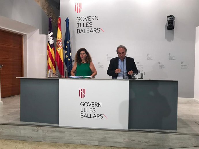 La consellera de Presidencia, Pilar Costa, y el conseller de Educación, Universidad e Investigación, Martí March, en rueda de prensa