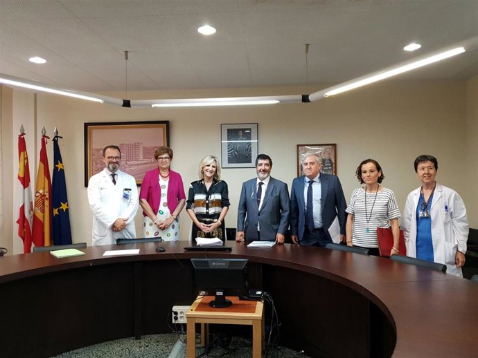 Verónica Casado y el gerente regional del Sacyl, Manuel Mitadiel, en el centro, junto a responsables del área de Salud de Salamanca