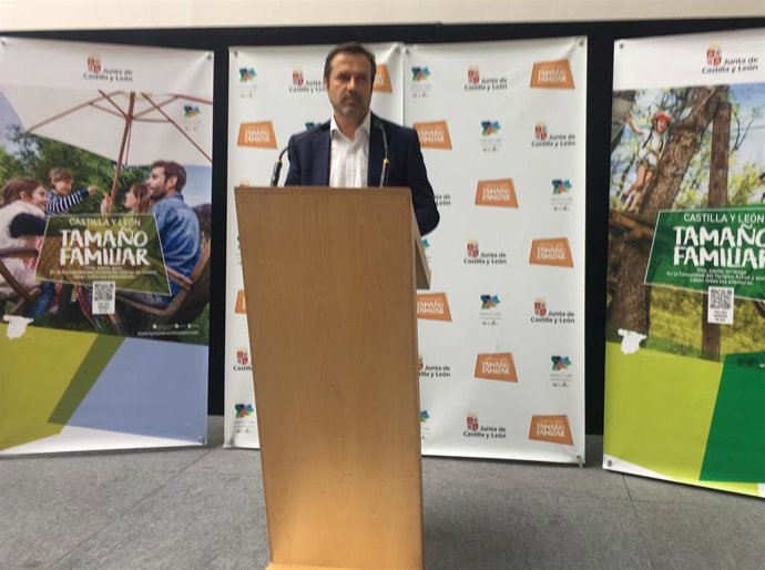 Javier Ramírez presenta el informe del primer semestre.