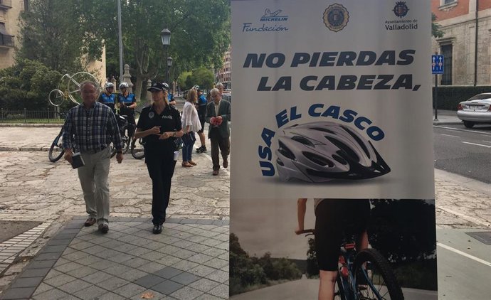 El concejal de Salud Pública y Seguridad Ciudadana, José Antonio Otero, y la jefa de la Policía Municipal, Julia González, en la presentación de la campaña 'No pierdas la cabeza'