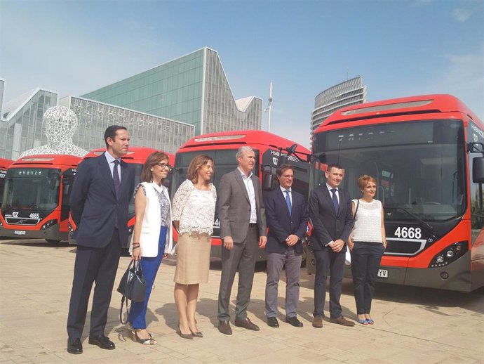 El alcalde, Jorge Azcón, en la presentación de los 17 nuevos autobuses híbridos este viernes en Zaragoza junto a representantes de Avanza.