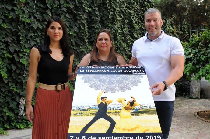 Navajas (centro) presenta el certamen de sevillanas que se celebrará en La Carlota