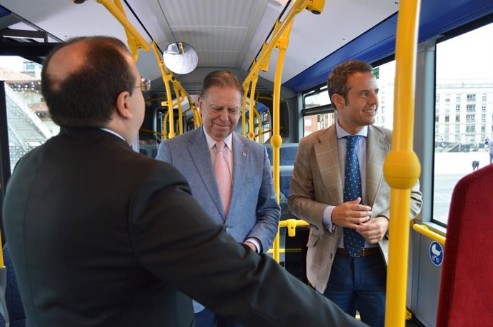 El alcalde de Oviedo, Alfredo Canteli (PP), y el teniente de alcalde y concejal de Infraestructuras, Ignacio Cuesta (Cs), presentan el primer autobús urbano híbrido articulado que circulará por la ciudad.