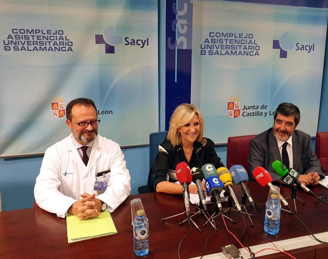 Verónica Casado (centro) junto al gerente del Sacyl, Manuel Mitadiel (d), y el gerente del Hospital de Salamanca, Luis Ángel González (i).