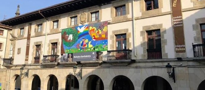 Mural elaborado por niños de Hiroshima exhibido en Museo de Paz de Gernika