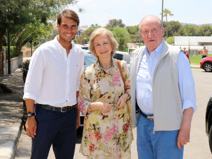 Rafael Nada y Mery Perelló reciben a los Reyes eméritos en Mallorca