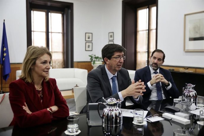 El director general de Justicia Juvenil, Franscico Ontiveros, junto al vicepresidente, Juan Marín, y la secretaria general para la Justicia, María José Torres, durante una reunión con los representates de los consejos andaluces de abogados y procuradores