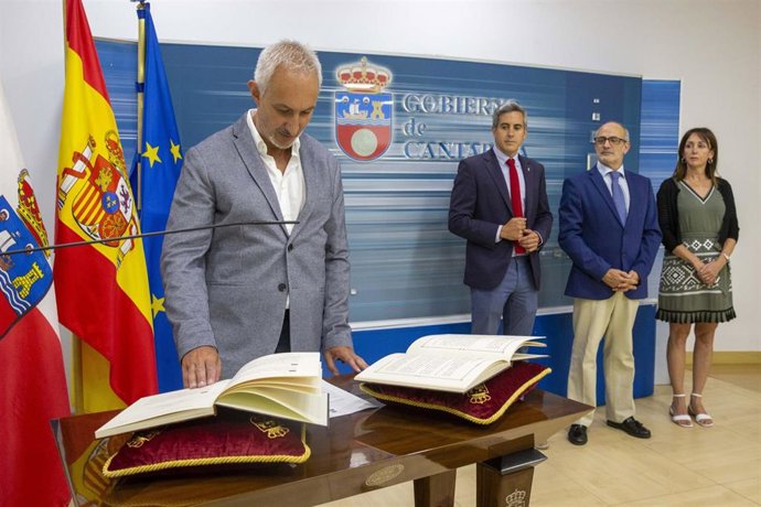 Toma de posesión del director general de Ordenación, Farmacia e Inspección, Jorge de la Puente