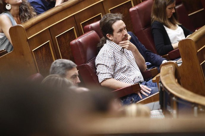 El secretario general de Podemos, Pablo Iglesias, escucha con gesto serio el discurso del presidente del Gobierno en funciones previo a la  segunda votación para la investidura del candidato socialista a la Presidencia del Gobierno. Iglesias confirmó pr