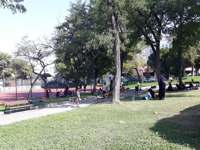 Refugiados sirios acampados frente a la mezquita de la M-30.