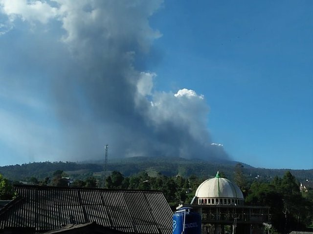 El volcán indonesio Tangkuban Perahu entra en erupción
