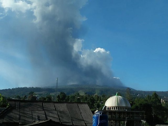 El volcán indonesio Tangkuban Perahu entra en erupción