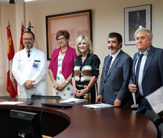 Verónica Casado (centro) junto a Manuel Mitadiel (a su lado a la derecha) junto a responsables de salud en la reunión en Salamanca