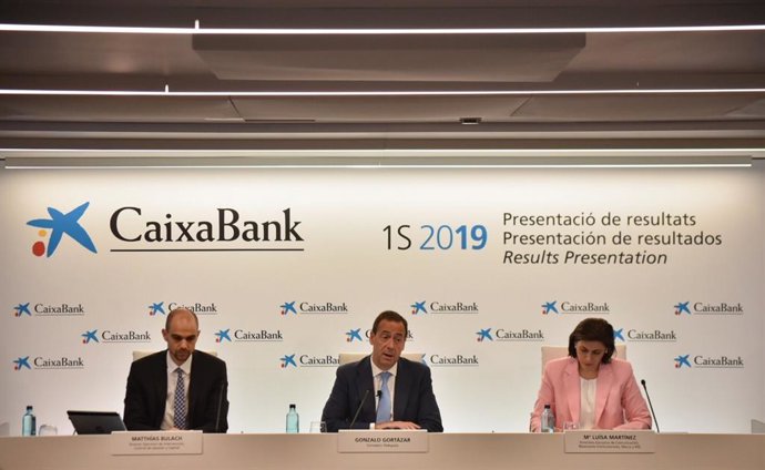 (I-D) El director ejecutivo de Intervención, Control de Gestión y Capital, de CaixaBank, Matthias Bulach; el consejero delegado de Caixa Bank, Gonzalo Gortázar; y la directora ejecutiva de comunicación, relaciones institucionales, marca y RSC, de CaixaB
