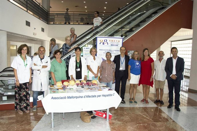 La consellera de Salud y Consumo, Patricia Gómez, visita una mesa informativa sobre la hepatitis C en el Hospital de Son Lltzer.