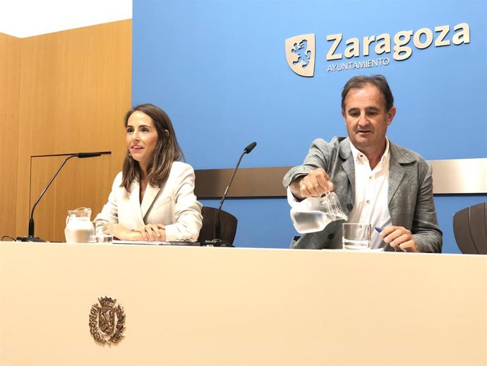 La portavoz del Gobierno de la ciudad, María Navarro, junto al consejero municipal de Acción Social y Familia, Ángel Lorén, en rueda de prensa este viernes tras la reunión del Gobierno de Zaragoza.