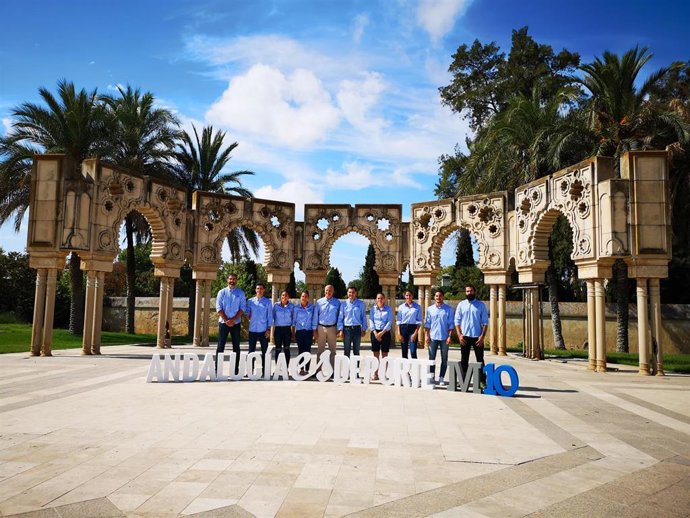 Juanma Moreno y Javier Imbroda junto a los deportistas andaluces que participan en el programa Mentor 10.