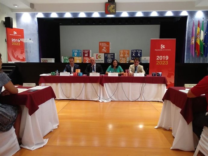 Antonio Ruiz (segundo por la izda.), durante el acto de firma