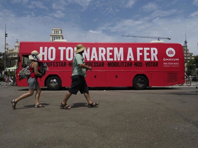 Bus de la campaña de mnium 'Ho tornarem a fer'