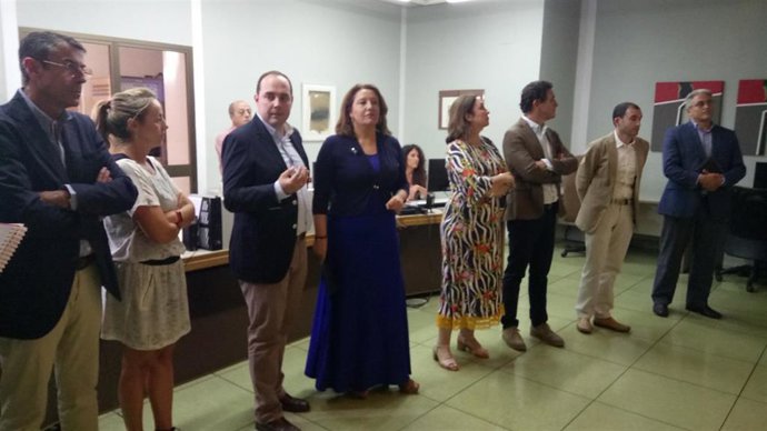 El director general de Infraestructuras del Agua, Sergio Arjona,  explica futuras modificaciones del centro de control de la Cuenca Mediterránea a la consejera de Agricultura, Ganadería, Pesca y Desarrollo Sostenible, Carmen Crespo.