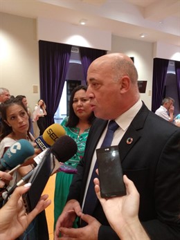 El presidente de la Diputación de Córdoba, Antonio Ruiz, atiende a los medios de comunicación