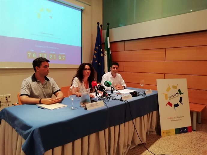 La consejera de Igualdad, Políticas Sociales y Conciliación de la Junta de Andalucía, Rocío Ruiz (centro), en la presentación de Eutopía 2019.