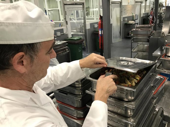 Trabajador del servicio de restauración del Hospital Regional de Málaga