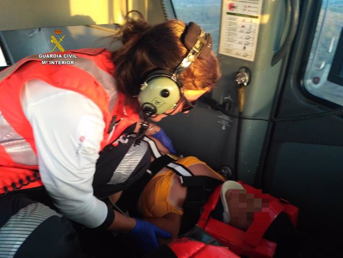L'excursionista danesa rescatada en Cala Varques, en l'helicpter de la Gurdia Civil acompanyada de la mdic del 061