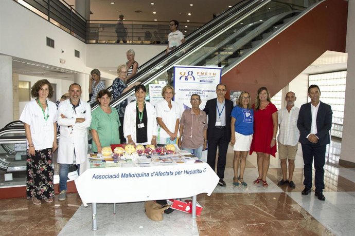 La consellera de Salut i Consum, Patricia Gómez, visita una taula informativa sobre l'hepatitis C a l'Hospital de Son Lltzer.