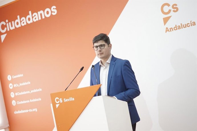 Pimentel comenta los presupuestos de la Junta de Andalucía en la capital.