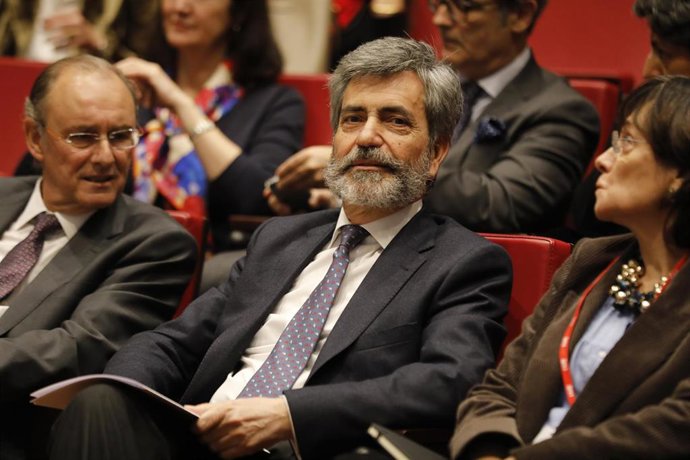 El presidente del Tribunal Supremo y del Consejo General del Poder Judicial, Carlos Lesmes (en el centro de la imagen, con barba) en la sede del órgano de gobierno de los jueces durante los actos de celebración del `"Día Europeo de la Mediación". CARLOS