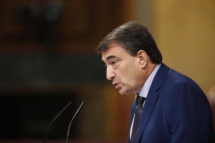 El portavoz del PNV en el Congreso de los Diputados, Aitor Esteban, interviene en la segunda sesión del debate de investidura del candidato socialista a la Presidencia del Gobierno.